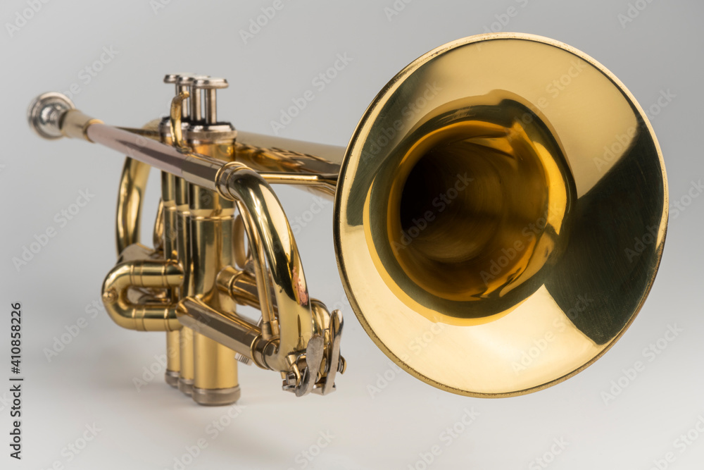 Obraz premium Gold colored trumpet as an isolated object against a white background.