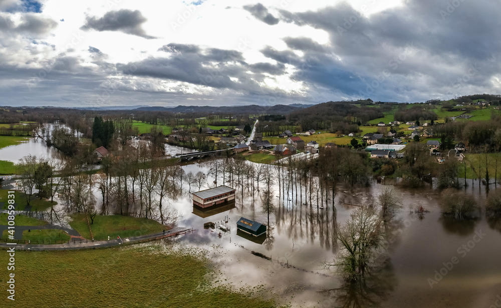 Fototapeta premium Allassac (Corrèze, France) - Garavet - Vue aérienne des inondations de la Vézère en période de crue