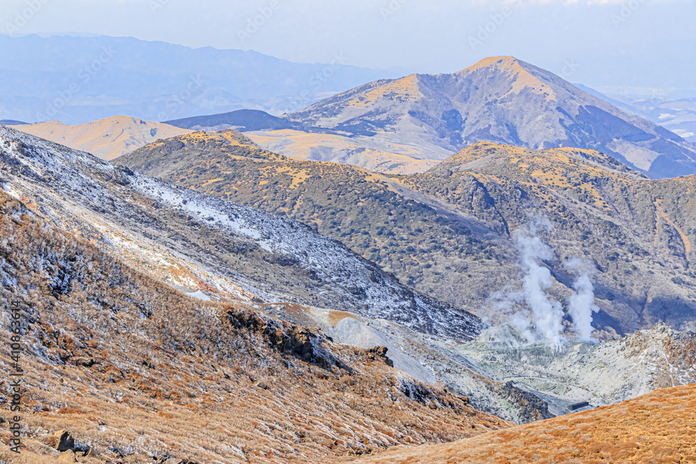 冬のくじゅう連山　中岳山頂から見た硫黄山　大分県玖珠郡　Kuju renzan in winter Mt.Iouyama seen from Mt.Nakadake summit Ooita-ken Kusu-gun