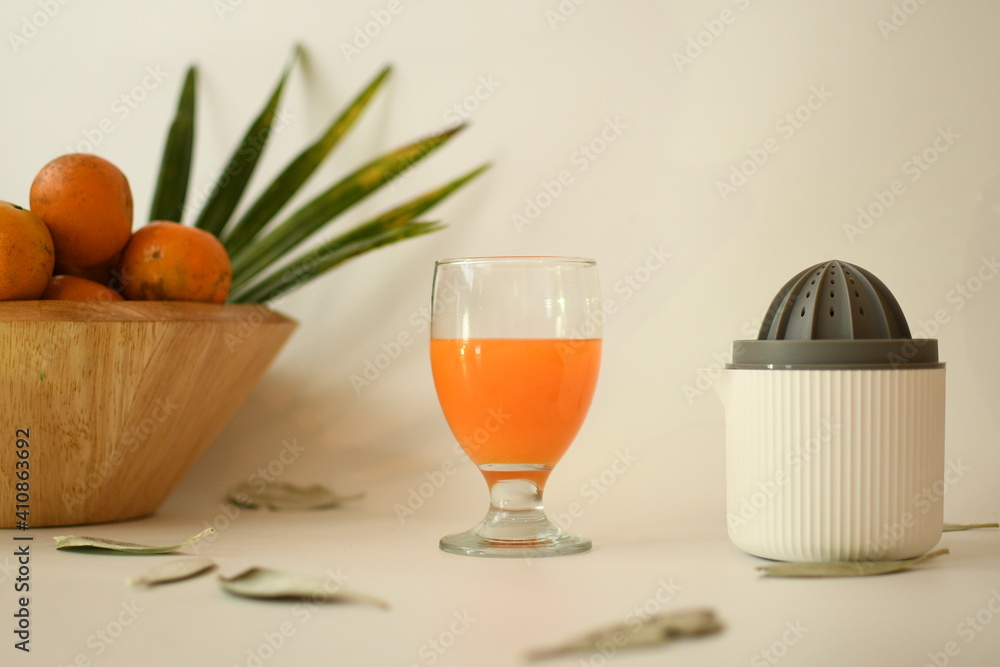 Fototapeta premium orange juice with fruits in the wooden bowl white background