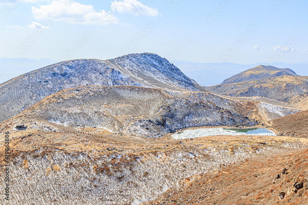 冬の中岳山頂から見たくじゅう連山と凍結した御池 大分県玖珠郡 Kuju mountain range and
Frozen pond seen from the summit of Nakadake in winter Ooita-ken Kusu-gun 冬の中岳山頂から見たくじゅう連山と凍結した御池 大分県玖珠郡 Kuju mountain range and
Frozen pond seen from the summit of Nakadake in winter Ooita-ken Kusu-gun