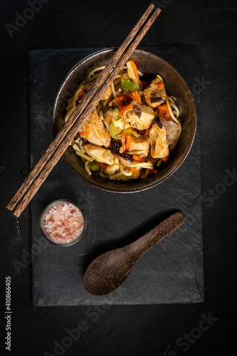 Fried noodles with chicken and vegetables.