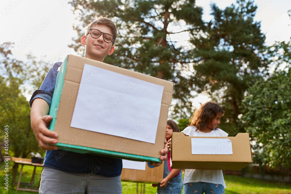  Foto zu Kinder sammeln Spenden bei Hilfsaktion in Boxen Stock Photo 