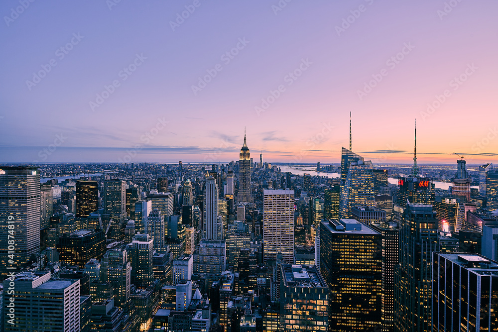 Obraz premium overview of skyscrapers and sunset in new york