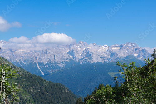 Bellissima vista panoramica sulle montagne dal rifugio cornisello nella Val Nambrone in Trentino, viaggi e paesaggi in Italia © Sara