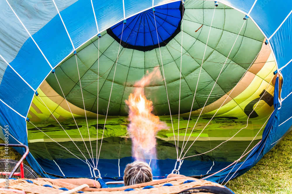 Obraz premium Heat the inside of the hot air balloon with the hot air burner. Igualada, Barcelona