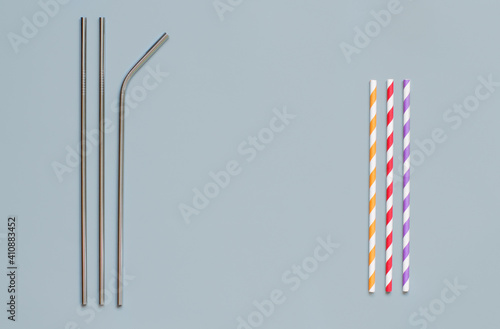 Obraz na plátně Steel and paper drinking straws on grey background