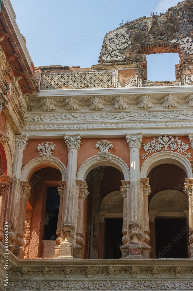Obraz premium Detail view of inner courtyard of beautiful ancient renovated mansion and museum Sardar Bari in Sonargaon, Bangladesh
