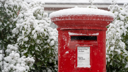 Photo Red post box in the snow at Christmas