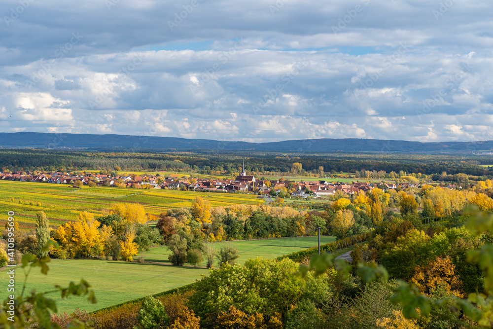 Weinberge bei Neuses am Berg an der Volkacher Mainschleife und den Weinort Sommerach am Main an der Weininsel und die Mainaue, Stadt Dettelbach, Landkreis Kitzingen, Unterfanken, Bayern, Deutschland Weinberge bei Neuses am Berg an der Volkacher Mainschleife und den Weinort Sommerach am Main an der Weininsel und die Mainaue, Stadt Dettelbach, Landkreis Kitzingen, Unterfanken, Bayern, Deutschland