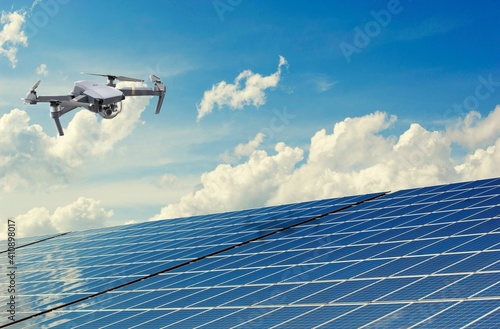 Drone sobrevoando placas solares