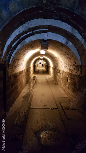 Blick in endlosen Tunnel mit Licht