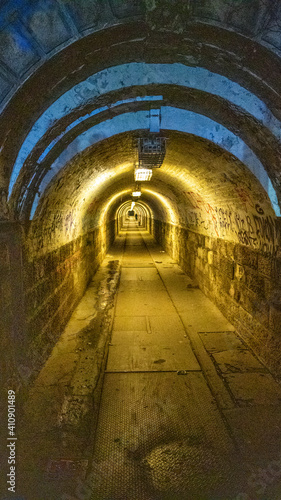 Blick in endlosen Tunnel mit Licht
