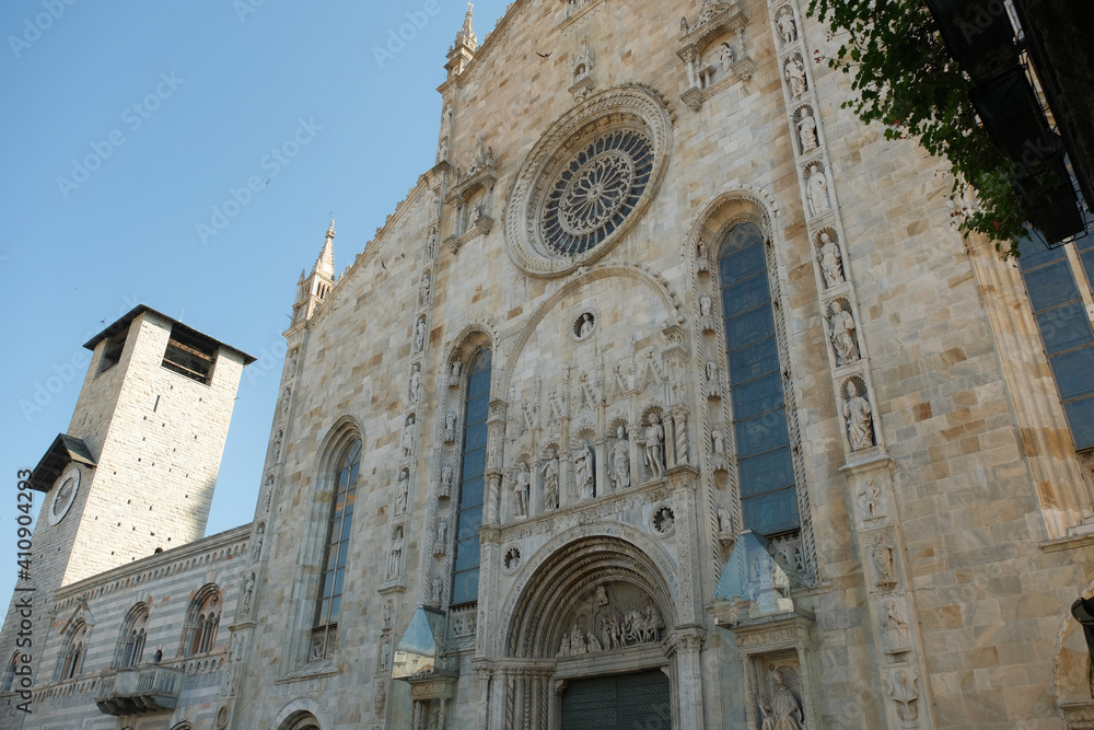 Il Broletto e il Duomo di Como in Lombardia, Italia.