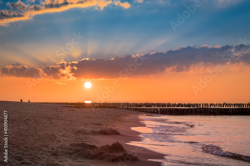 romantischer Sonnenuntergang am Meer in K  hlungsborn an der Ostsee  Mecklenburg-Vorpommern  Deutschland