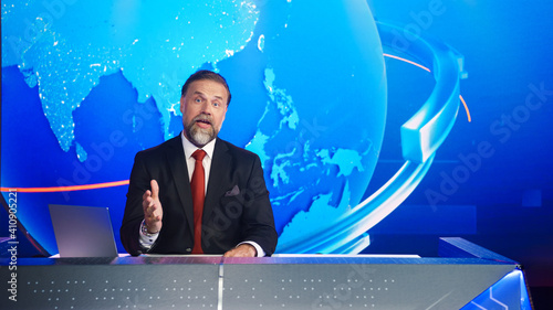 Fotografia Live News Studio with Professional Male Newscaster Reporting on the Events of the Day