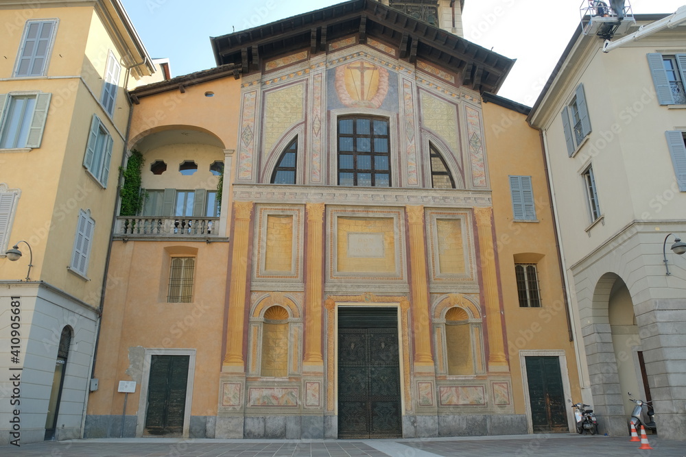 La facciata della chiesa di San Giacomo a Como.