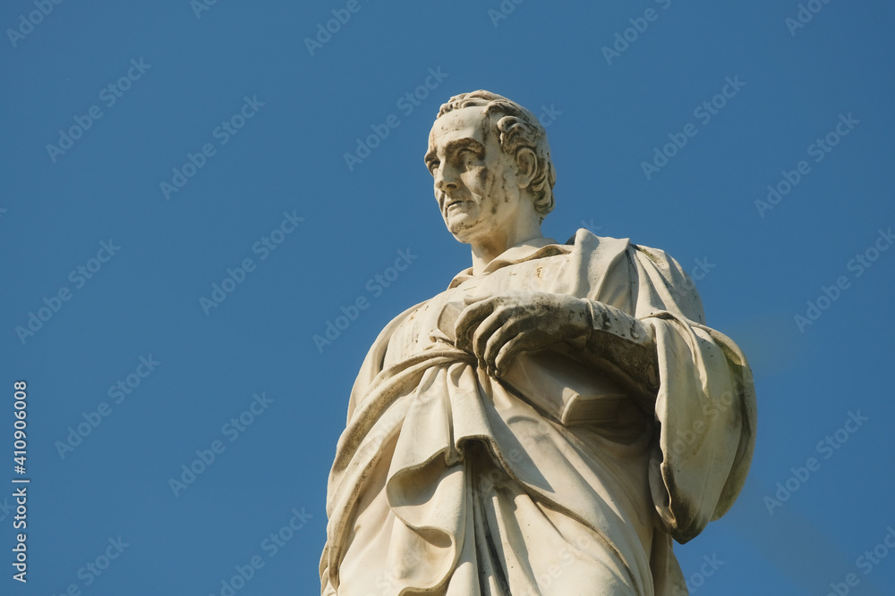 Il monumento ad Alessandro Volta nell'omonima piazza di Como, Lombardia, Italia. Il monumento ad Alessandro Volta nell'omonima piazza di Como, Lombardia, Italia.
