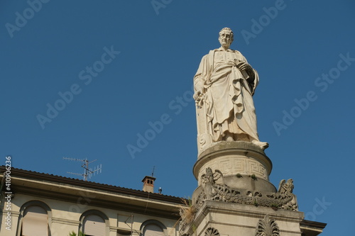 Il monumento ad Alessandro Volta nell'omonima piazza di Como, Lombardia, Italia.