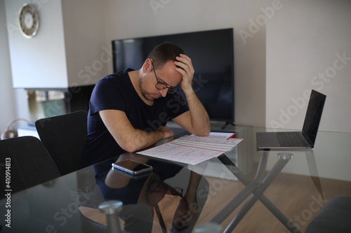 hombre de negocios trabajando desde casa por el confinamiento del covid-19