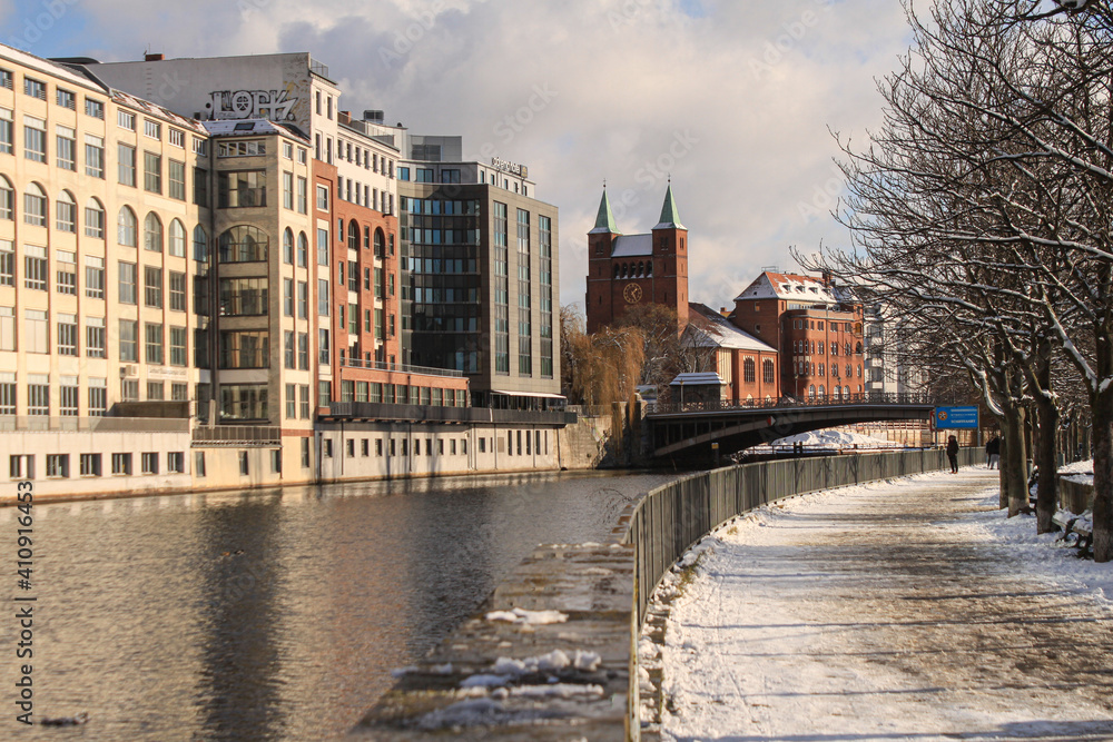 Winter an der Spree in Berlin-Charlottenburg, Blick zum Moabiter Ufer mit Gotzkowskybrücke und Erlöserkirche