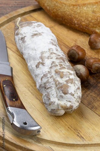 saucisson sec aux noisettes et pain sur une planche à découper photo