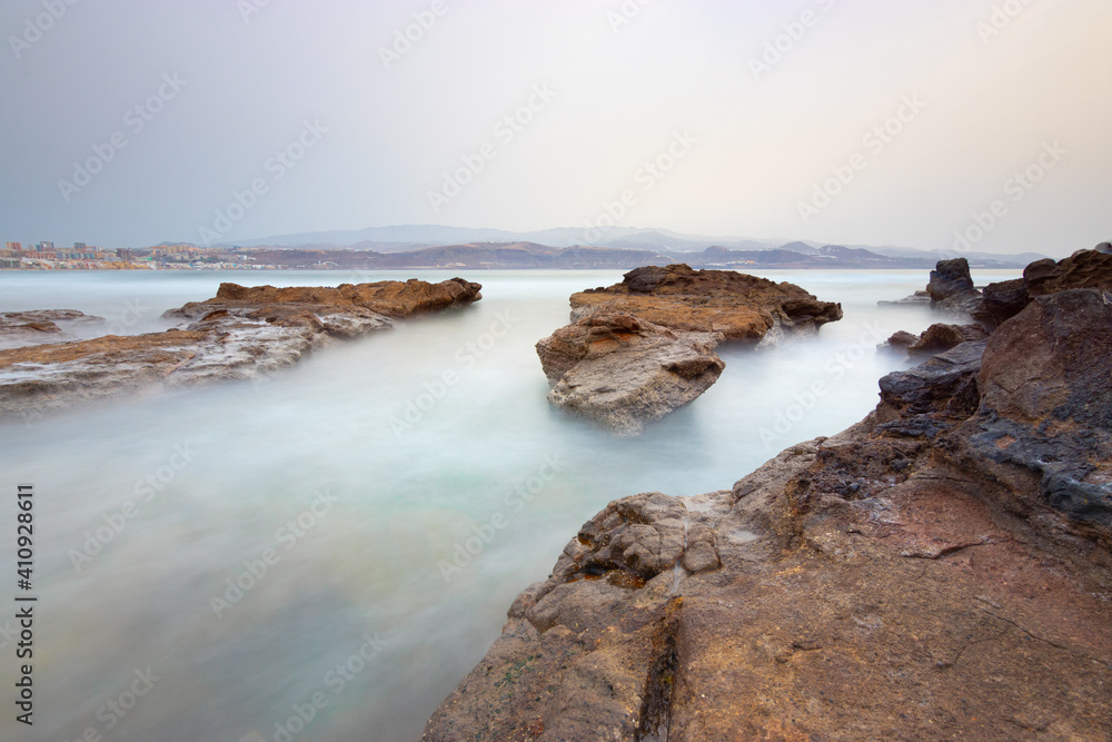 paisaje costero de mar y rocas