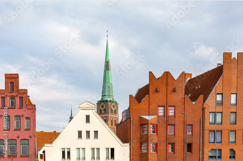 Häuser und Giebel mit norddeutscher Architektur 