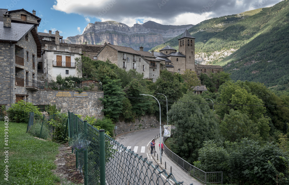View of Torla-Ordesa village, located in a glacial valley of Ara river, the  gateway to the Spanish Pyrenees, Ordesa and Monte Perdido National Park,  Province of Huesca, Aragon, Spain. Stock Photo