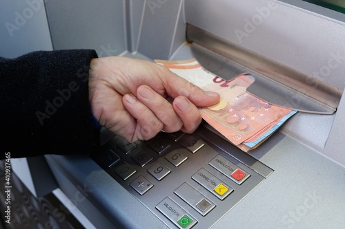 Canvastavla Gros plan sur quelqu'un retrait des billets de banque en euro d'un distributeur