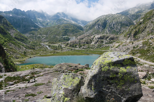 Bellissima vista panoramica dal sentiero che porta ai laghi Cornisello nella Val Nambrone in Trentino, viaggi e paesaggi in Italia