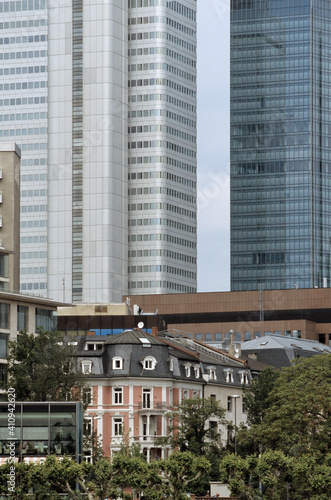 Hochhaus-Fassaden in Frankfurt vom Sachsenhaeuser Ufer aus geseh