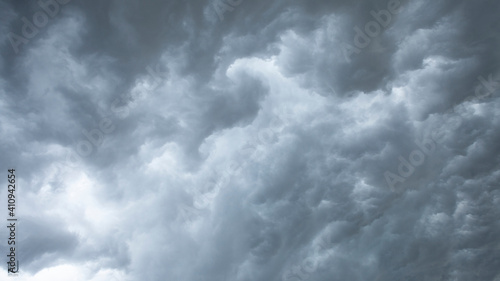 Fototapeta Naklejka Na Ścianę i Meble -  Ciel d'orage aux nuages gris et tumultueux annonçant la pluie et le tonnerre. Jour sombre de vent et mauvais temps en novembre dans les Cévennes en France.