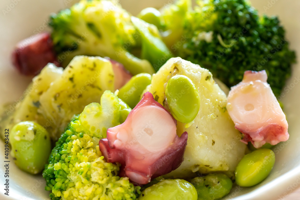 サラダ タコ ブロッコリー 枝豆 ジャガイモ バジル バジルソース 野菜 たこ じゃがいも えだまめ ジェノベーゼ エダマメ 魚介類 蛸 料理 豆 緑色 緑黄色野菜 健康 栄養 おかず 食べ物 食事 アップ クローズアップ Stock Foto Adobe Stock