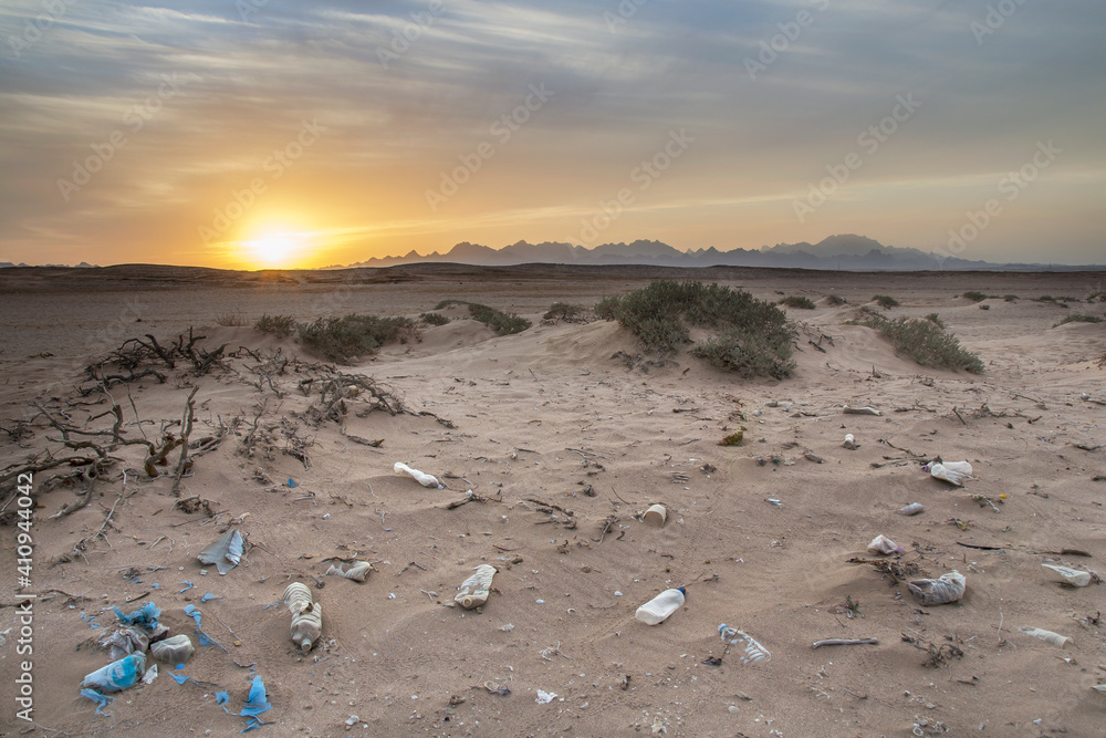 Piękny krajobraz o zachodzie słońca zanieczyszczony śmieciami, plastikiem i odpadkami - obrazy, fototapety, plakaty 