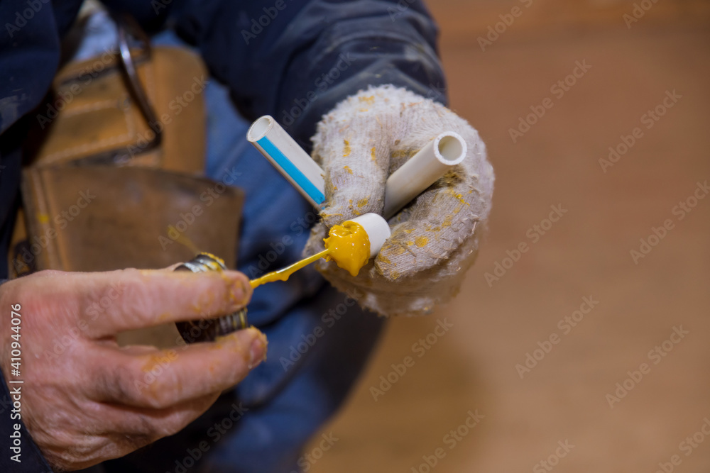 Foto de Gluing parts of a pvc water pipe using cement glue assembly