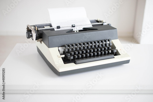 Maquina de escribir sobre fondo blanco