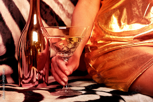 Canvas Print Beautiful woman drinks a cocktail on a rich background