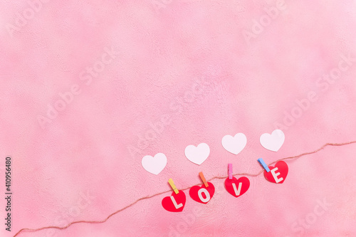 Love message, Gift box with beautiful flowers, concept of Valentine's day and dating concept, copy space, topview. © Ingon