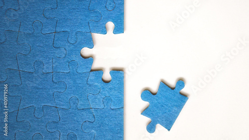 Fotografía Top view flat lay of jigsaw puzzle with one piece missing