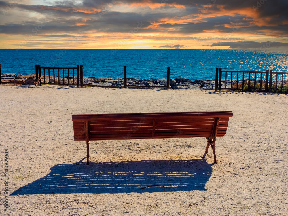 Un banco de madera solitario en un mirador frente al mar en la puesta de  sol Photos | Adobe Stock