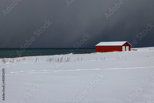 Foto Fisherman's house on the snowy fjord