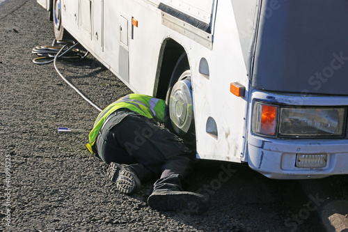 Εκτύπωση καμβά Mechanic repairing a Flat tyre on a motorhome