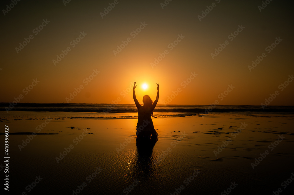 Fototapeta premium queriendo abrazar el sol en el atardecer