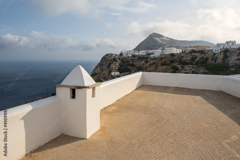 Obraz premium White terrace overlooking the Aegean Sea and Chora town in Folegandros Island, Cyclades, Greece