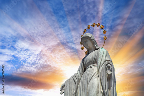 Obraz na płótnie Virgin Mary Queen of heaven. Antique statue.