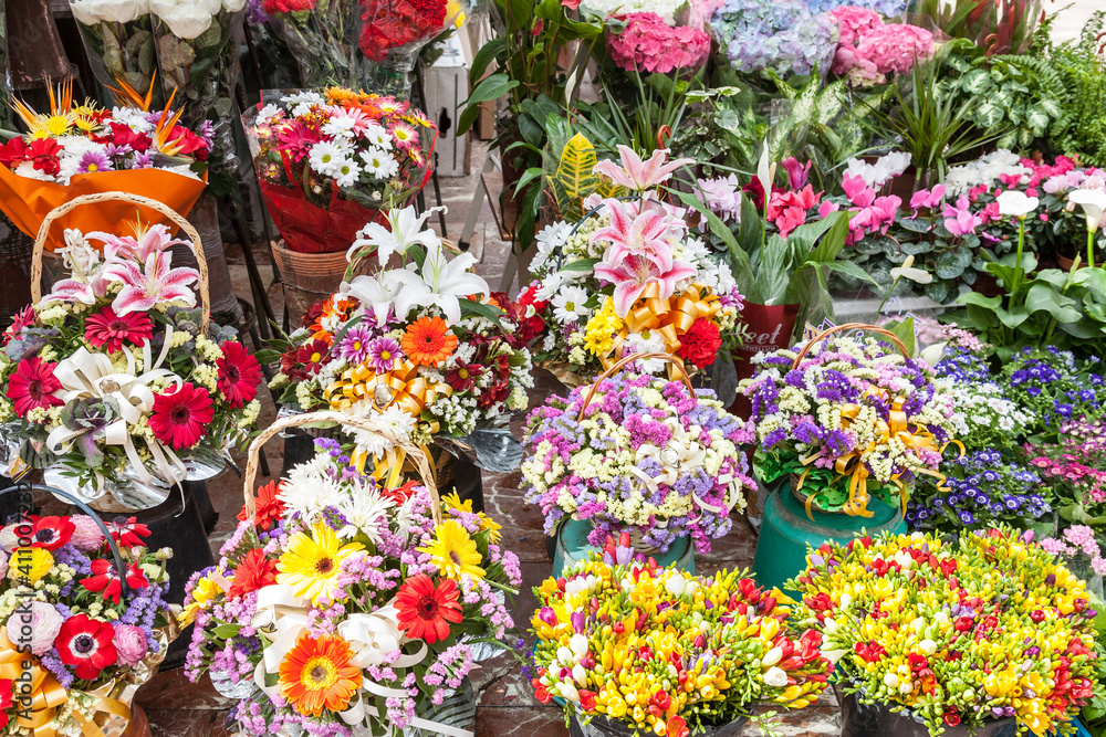 Cestas en un mercado de flores.