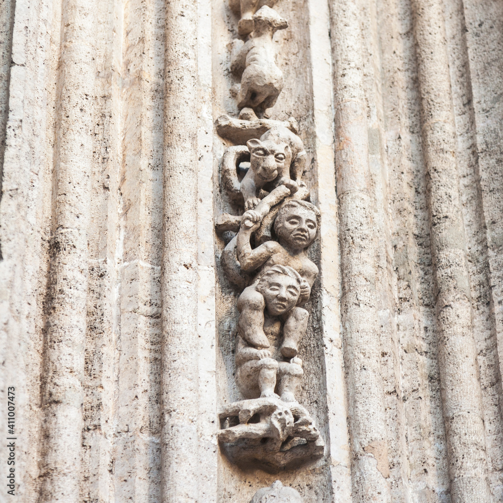 Detallede las figuras de la fachada de entrada a la Lonja de Valencia, siglo XV.