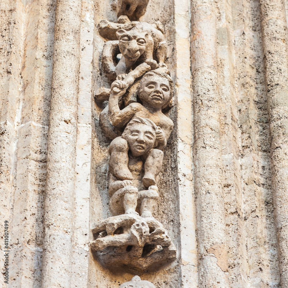 Detalle de las figuras talladas en piedra alrededor del arco de la puerta de la Lonja de la Seda de Valencia, siglo XV.