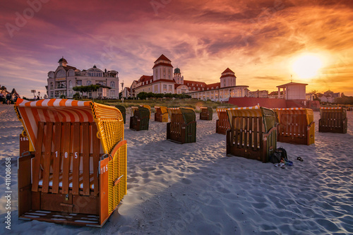 Fototapeta Naklejka Na Ścianę i Meble -  Strand von Binz mit Blick auf das Travel Charme Hotel im Sonnenuntergang